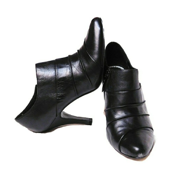 White House Black Market Shoes - WHITE HOUSE BLK MARKET BLK LEATHR HEEL ANKLE BOOTS
